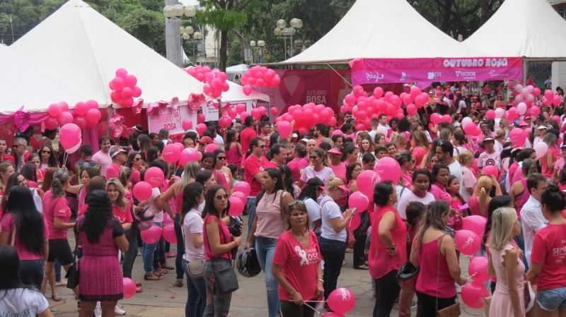 Caminhada encerra atividades do Outubro Rosa em Governador Valadares